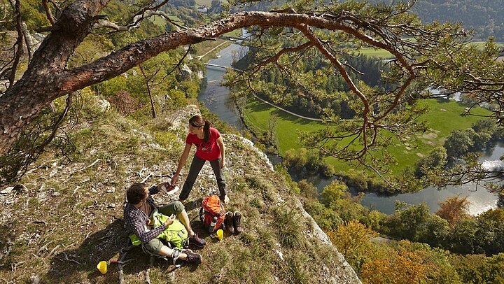 Sigmaringen-Teufelslochfelsen-Donau-Landschaft-ChristophDüpper