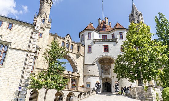 Der Eingang des Hohenzollernschlosses in Sigmaringen...Influencerreise Oberschwaben-Allgäu 2024 | Creator: Nicole Hagemann & Marco Emminger (@kommwirmachendaseinfach)