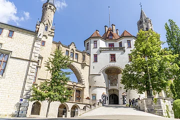 Der Eingang des Hohenzollernschlosses in Sigmaringen...Influencerreise Oberschwaben-Allgäu 2024 | Creator: Nicole Hagemann & Marco Emminger (@kommwirmachendaseinfach)