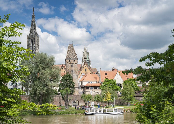 Ulm-UlmerMünster2-Donau-Sehenswürdigkeit-DietmarDenger Am Jahnufer, im Hintergrund die Altstadt von Ulm