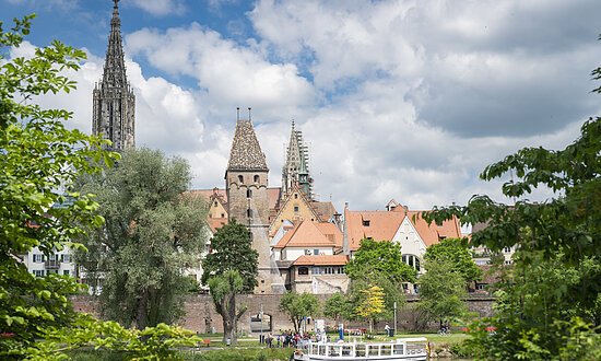 Am Jahnufer, im Hintergrund die Altstadt von Ulm