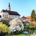 Ein Gartem am Ufer der Schmiech, Blick auf die Pfarrkiche Sankt Blasius - April 2017 - Ehingen (Donau), Alb-Donau-Kreis