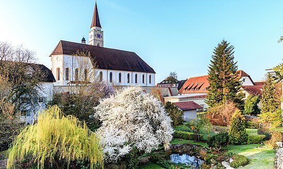 Ein Gartem am Ufer der Schmiech, Blick auf die Pfarrkiche Sankt Blasius - April 2017 - Ehingen (Donau), Alb-Donau-Kreis