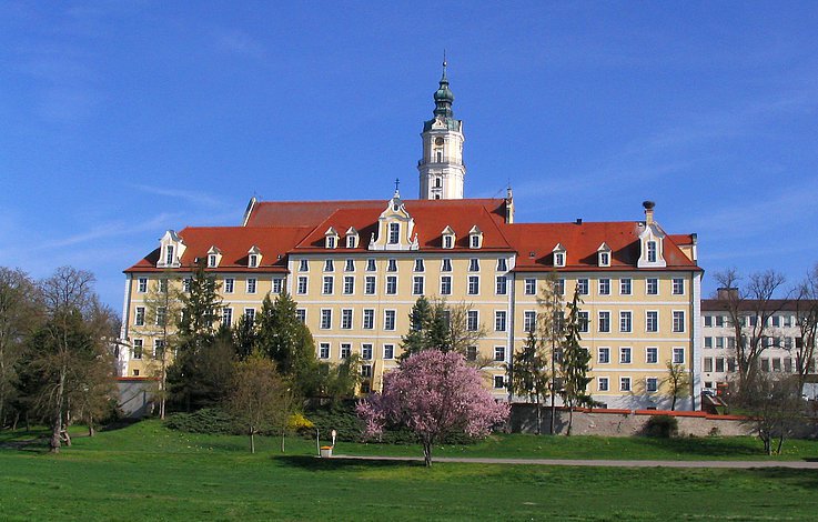 Blick auf die Klosteranlagen und Kirche Heilig Kreuz