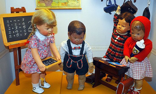 Das Bild zeigt die Puppenschule