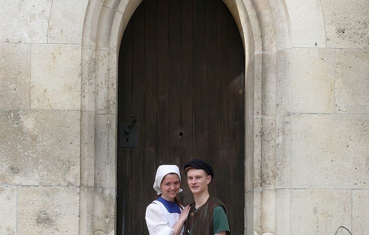 Bauarbeiter Johann und Dienstbotin Katharina bei der Stadtpfarrkirche